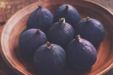 Olgun sonbahar incir bir kil kase 