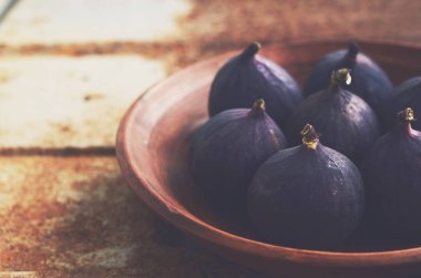 Grunge metal arka plan üzerinde mor incir