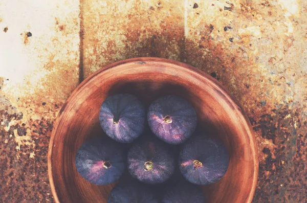 Figues mûres dans un bol en argile sur fond de métal rouillé — Photo