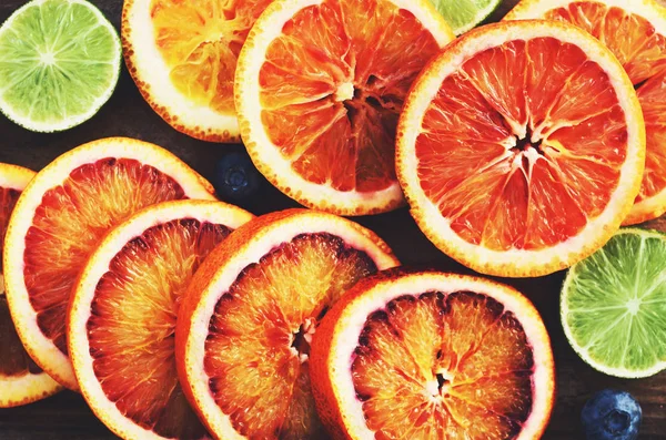 Zitrusvitaminmix - blutige Orangen und Limetten, von oben — Stockfoto