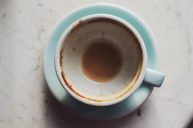 Boş kahve fincanı mermer zemin üzerine