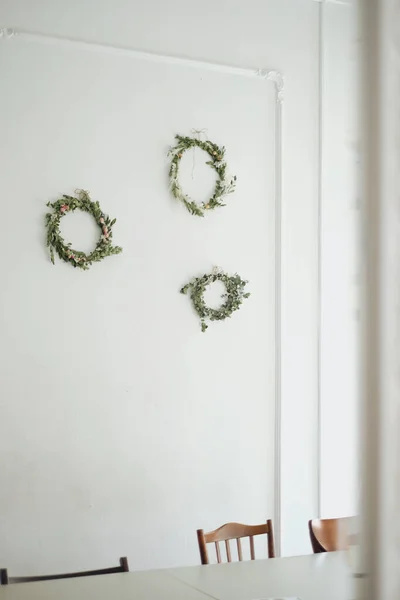 Fragmento Interior Minimalista Con Pared Blanca Decoración Flores —  Fotos de Stock