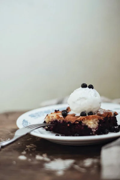 Torta Mirtilli Fatta Casa Con Gelato Alla Vaniglia Sfondo Legno — Foto Stock