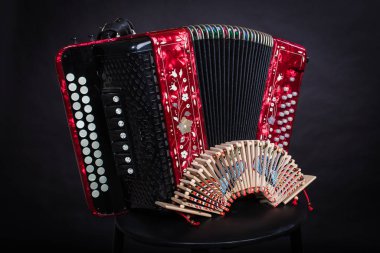 Rus folk müzik enstrümanları. Akordiyon ve cırcır. Siyah arka planda izole edilmiş müzik aletleri. Kitaplar, web siteleri, kartpostallar ve reklamlar için fotoğraflar