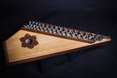 Rus folk müzik enstrümanları. Gusli siyah bir arkaplanda izole edildi 