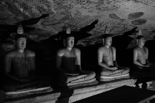Jeskynní Chrám Dambulle Sochy Uvnitř Chrámu Černobílé Obrázky — Stock fotografie