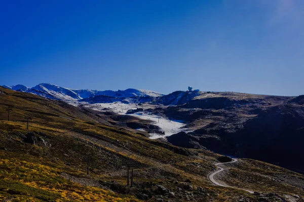 Красивый пейзаж снега покрытые горы и голубое небо — стоковое фото