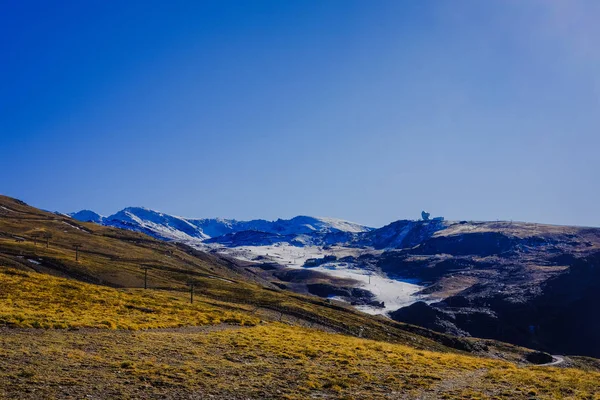 Bellissimo paesaggio innevato montagne e cielo blu — Foto Stock