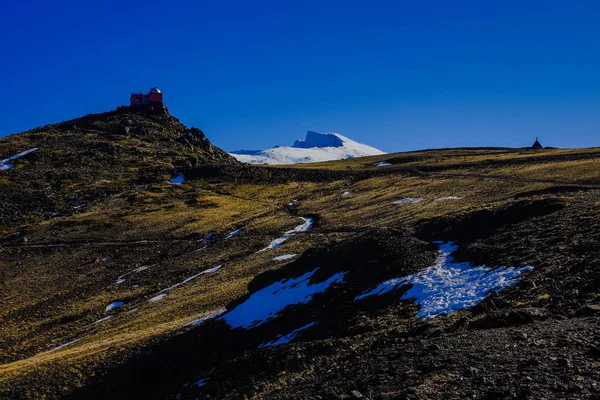 Красивий краєвид сніг покритий горами і блакитним небом — стокове фото