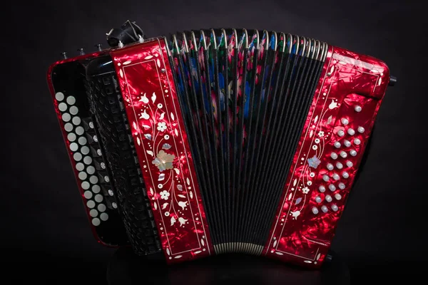 Russische Volksinstrumente Roter Bajan Auf Schwarzem Hintergrund Russische Ziehharmonika — Stockfoto