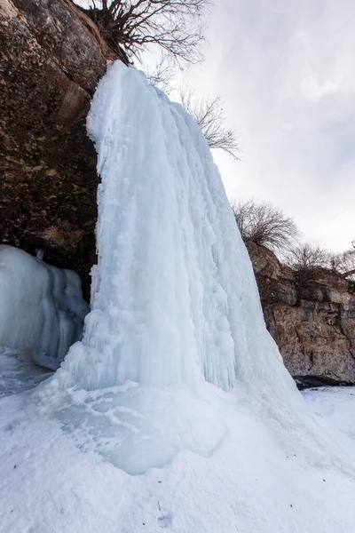 Una gran cascada congelada. 3 cascadas en Daguestán — Foto de Stock