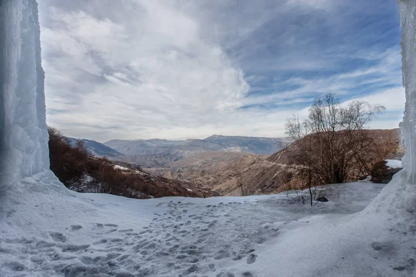 Una gran cascada congelada. 3 cascadas en Daguestán — Foto de Stock