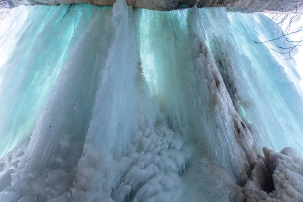 Una gran cascada congelada. 3 cascadas en Daguestán — Foto de Stock