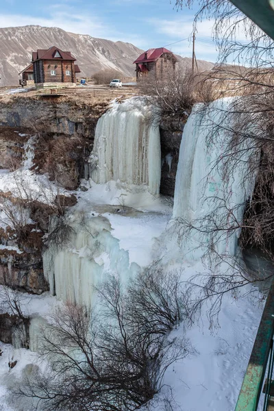 Una gran cascada congelada. 3 cascadas en Daguestán — Foto de Stock