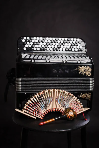 Strumenti musicali popolari russi. Fisarmonica nera e sonagli — Foto Stock