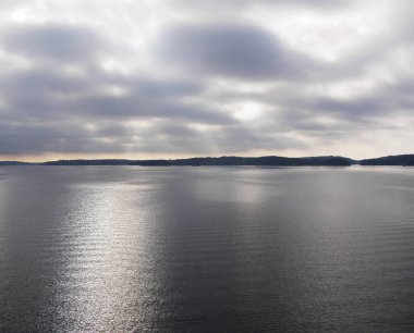 Bir bulutlu gün denizde