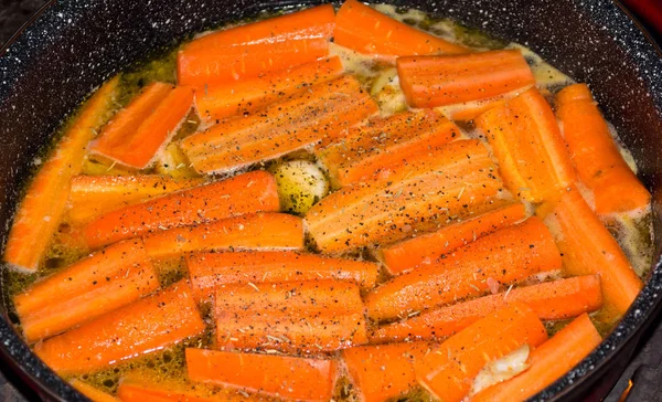 Las zanahorias en la sartén con los condimentos — Foto de Stock