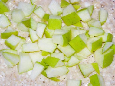 Hamurda elma parçaları