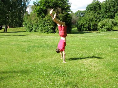 Adam baş aşağı duruyor.