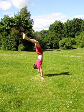 Adam baş aşağı duruyor.