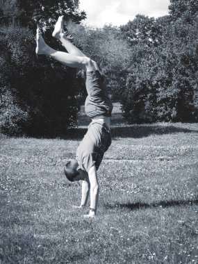 Adam baş aşağı duruyor.