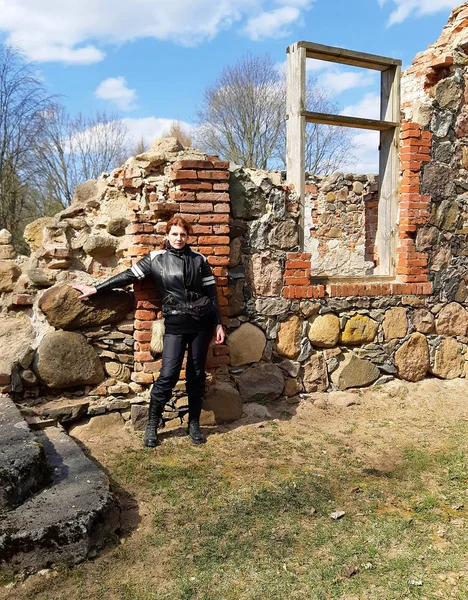 Kvinna på bakgrunden av ruiner — Stockfoto