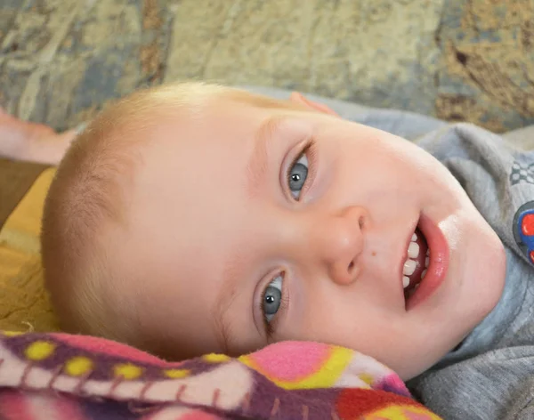 Portret Van Een Schattig Gelukkig Jongetje Met Grijze Ogen — Stockfoto