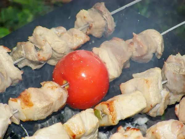 Pomodoro Rosso Mezzo Cubetti Carne Alla Griglia Shashlik Vicino — Foto Stock