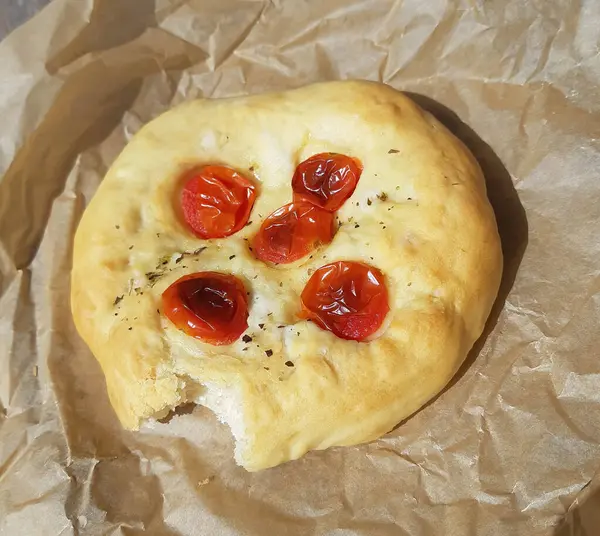 Italiaanse Platte Brood Focaccia Met Tomaten Een Bakpapier — Stockfoto