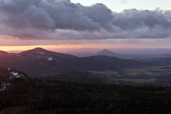 Góry i zachód słońca — Zdjęcie stockowe