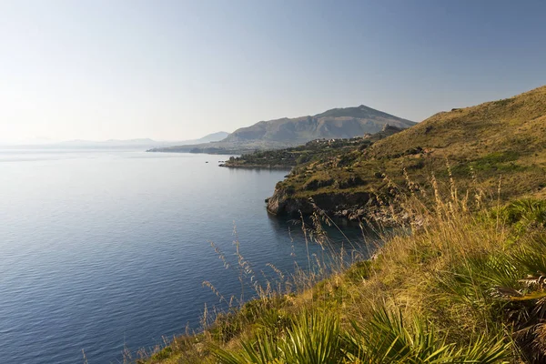 Krajina s moře a pobřeží, Sicílie, Itálie — Stock fotografie