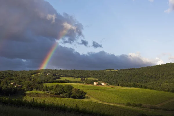 Paesaggio serale con arcobaleno. Toscana, Italia — Foto Stock