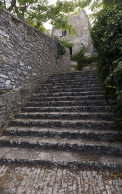 Merdiven, duvar ve bina. Erice, tarihi kent. Sicilya 