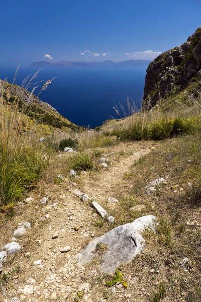 Um caminho que leva a descida, Reserva Natural Lo Zingaro na Sicília, É — Fotografia de Stock