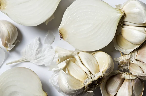 Cabezas rotas de ajo y cebolla blanca — Foto de Stock