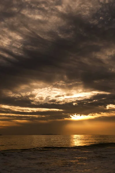 Pôr do sol dramático sobre o mar — Fotografia de Stock