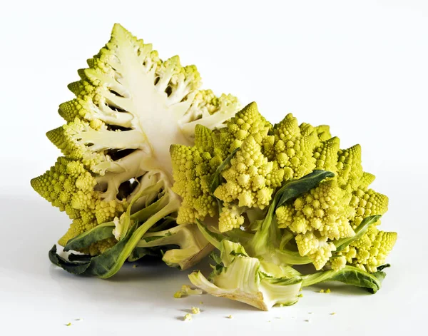 Ein halbierter Romanesco-Brokkoli auf weißem Hintergrund — Stockfoto