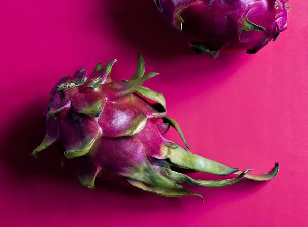 En mogen pitahaya (dragon frukt) — Stockfoto