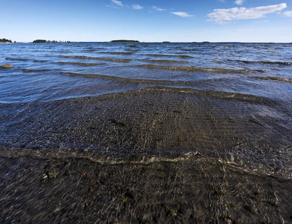 Paisagem com mar e céu azul. Suécia — Fotografia de Stock