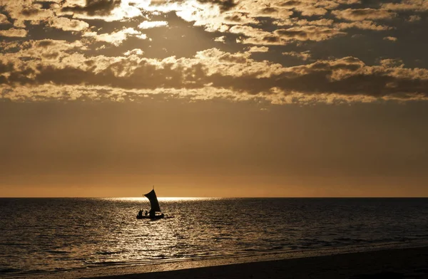 Silhouette di una barca (piroga da pesca) in mare. Madagascar — Foto Stock