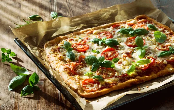 Zelfgemaakte Italiaanse Pizza op een bakplaat — Stockfoto