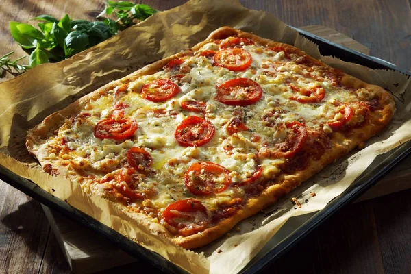 Zelfgemaakte Italiaanse Pizza op een bakplaat — Stockfoto