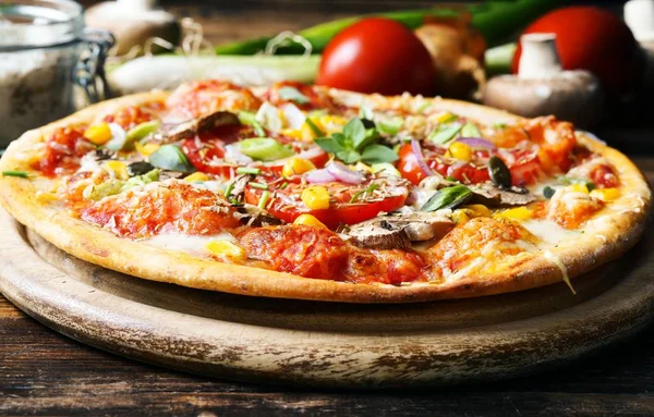 Свіжа домашня піца з овочами — стокове фото