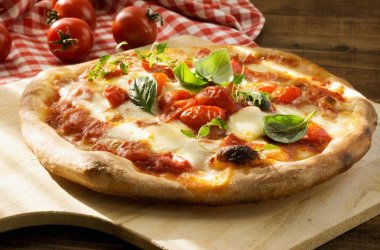 Taze ev yapımı Pizza Margherita