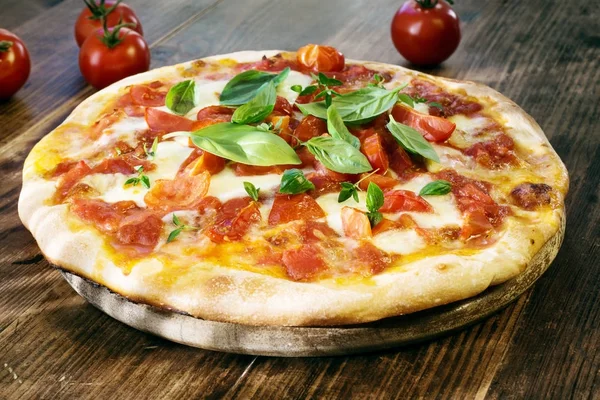 Čerstvé Domácí Pizza Margherita Dřevěný Stůl — Stock fotografie