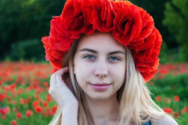 Young girl in the poppy field — Stock Photo, Image