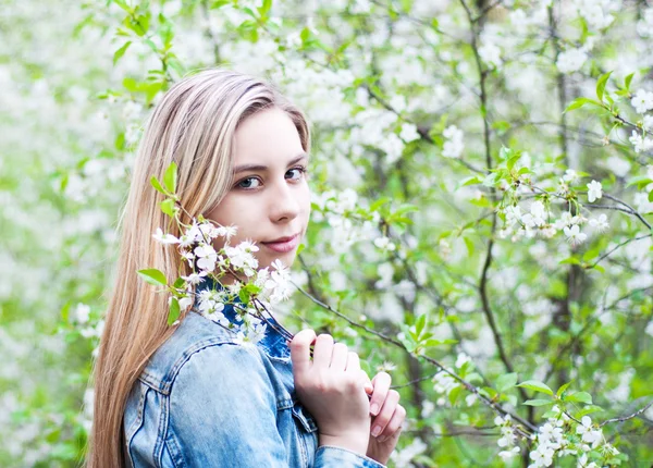 Girl in the spring garden — Stock Photo, Image