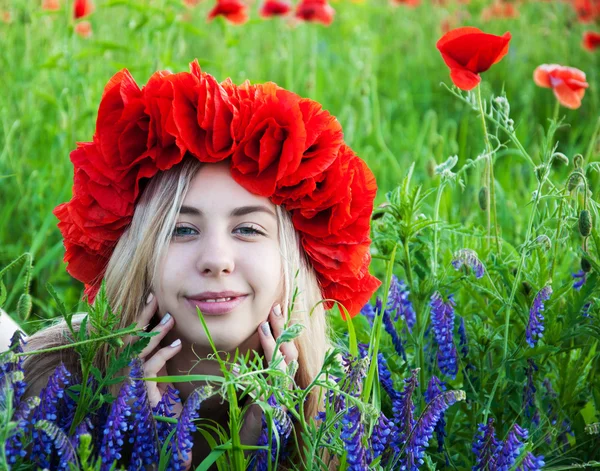 Young girl in the poppy field — Stock Photo, Image