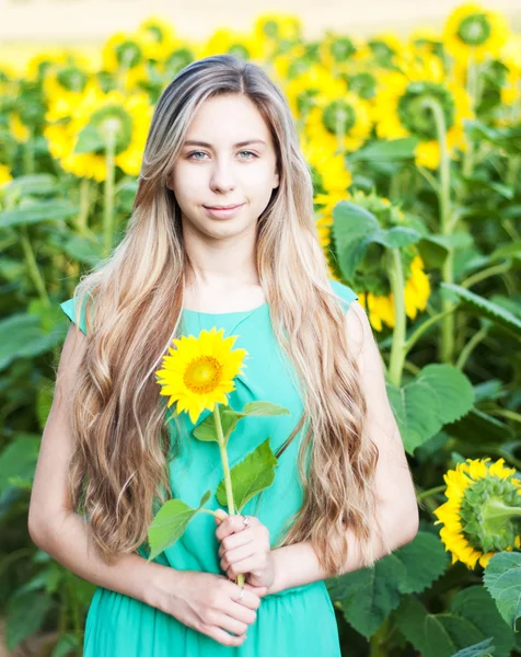 Girl on the field of sunflowers — Stock Photo, Image