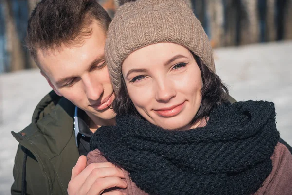 Belo Jovem Casal Apaixonado Parque Inverno Dia Ensolarado Claro Guy — Fotografia de Stock